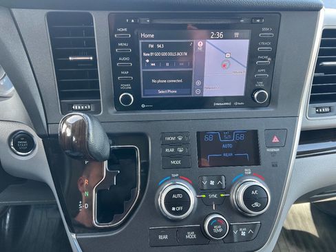 Used 2018 Toyota Sienna XLE Premium image 11
