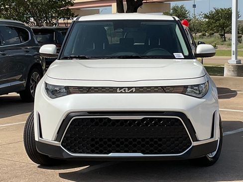 Used 2025 Kia Soul LX w/ LX Technology Package FWD image 2