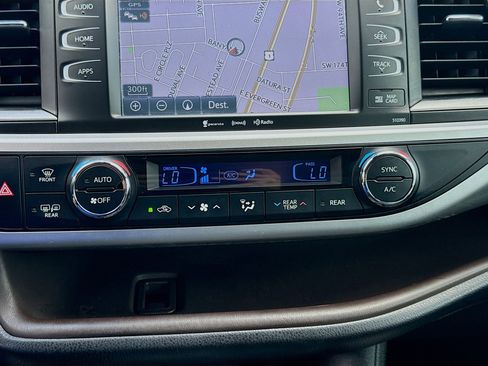 Used 2019 Toyota Highlander XLE image 15