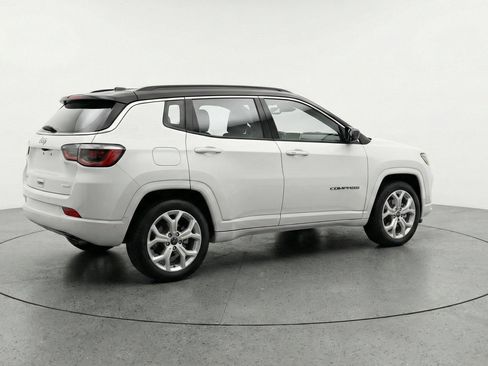 Used 2025 Jeep Compass Latitude AWD/4WD image 9