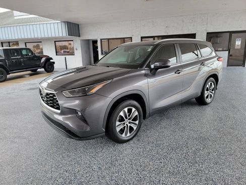 Used 2023 Toyota Highlander XLE FWD image 1