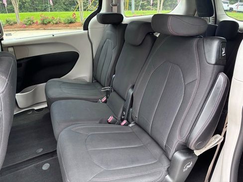 Used 2018 Chrysler Pacifica Touring Plus w/ Tire & Wheel Group FWD image 11