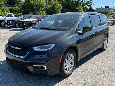 Used 2023 Chrysler Pacifica Touring-L FWD image 3