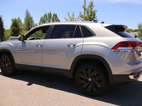 Used 2025 Volkswagen Atlas Cross Sport SE w/ Panoramic Sunroof Package image 5