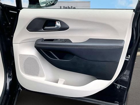 Used 2024 Chrysler Pacifica Touring-L image 29