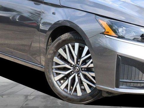 Used 2025 Nissan Altima 2.5 SV FWD image 3
