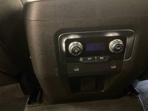 Used 2024 GMC Yukon XL SLT image 35