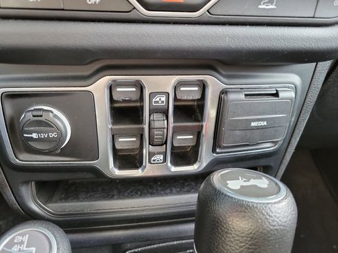 Used 2024 Jeep Wrangler Sahara image 29