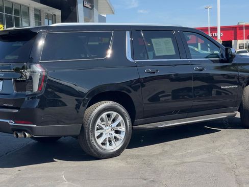 Used 2025 Chevrolet Suburban Premier AWD/4WD image 3