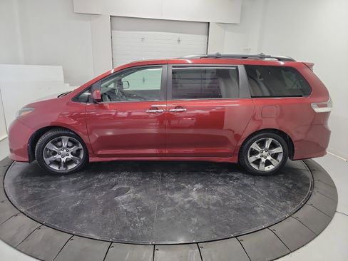 Used 2015 Toyota Sienna SE Premium image 4