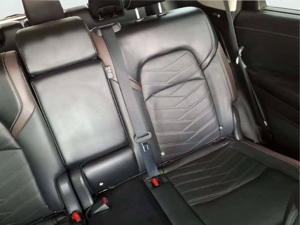 Used 2024 Nissan Pathfinder Platinum w/ Black Appearance Package FWD image 34