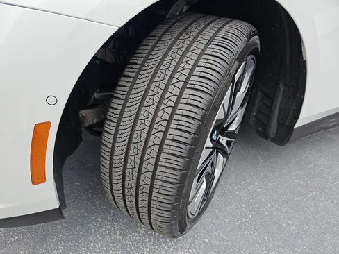 Used 2025 BMW 530i w/ Premium Package image 33