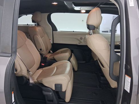 Used 2021 Toyota Sienna Limited image 29