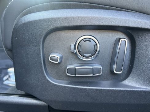 Used 2025 Jaguar F-PACE R-Dynamic S image 19