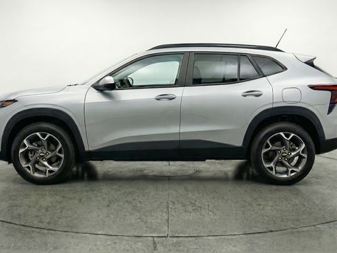 Used 2025 Chevrolet Trax LT FWD image 4