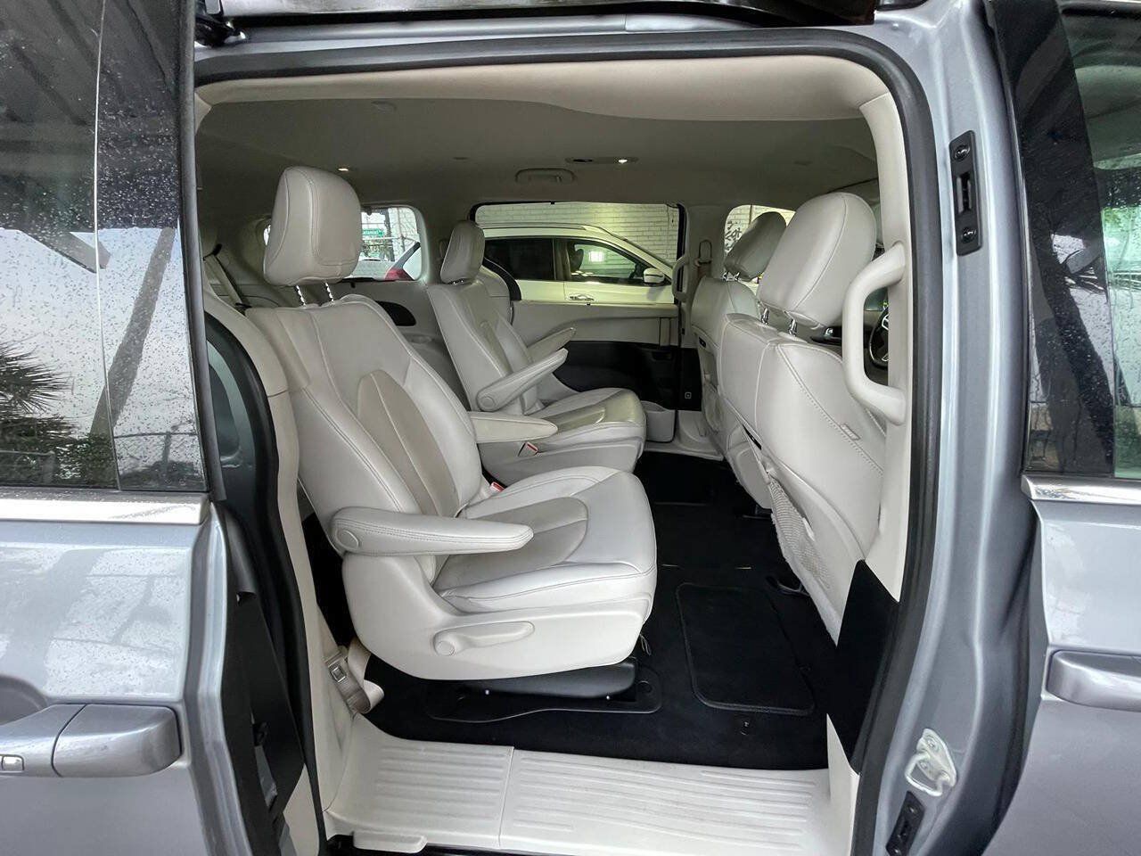 Used 2021 Chrysler Pacifica Touring-L FWD image 10