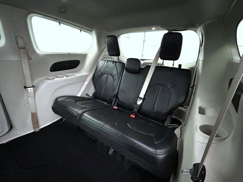 Used 2021 Chrysler Pacifica Touring-L image 19