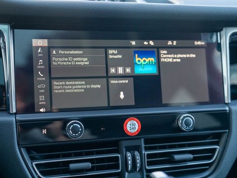 Certified 2025 Porsche Macan image 15