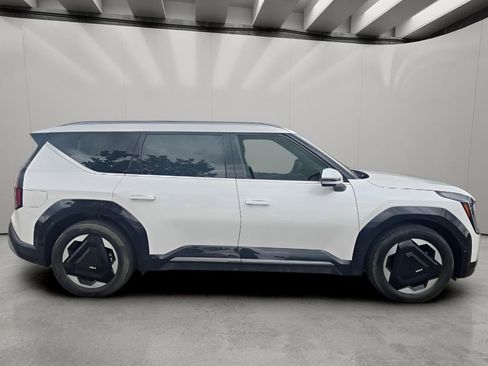 Used 2024 Kia EV9 Land AWD/4WD image 11