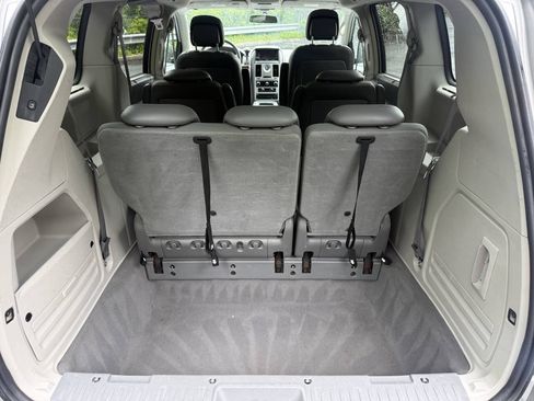 Used 2010 Chrysler Town & Country Touring FWD image 19