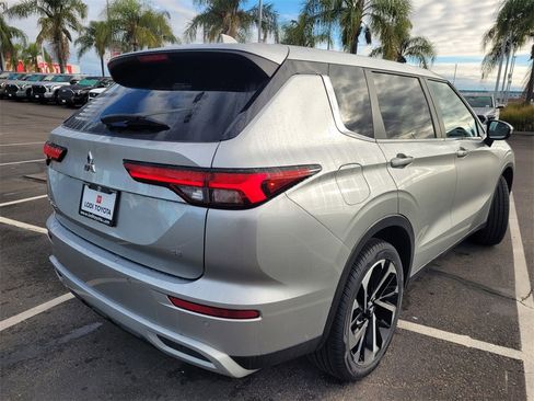 Used 2024 Mitsubishi Outlander SE image 4