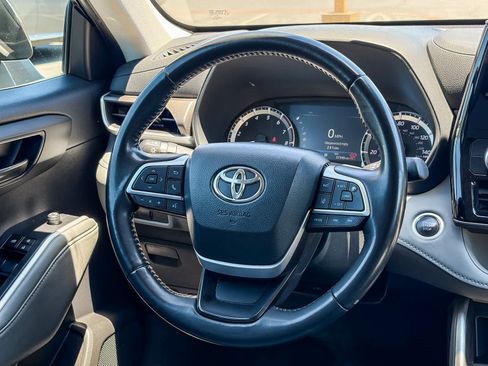Used 2024 Toyota Highlander LE FWD image 14