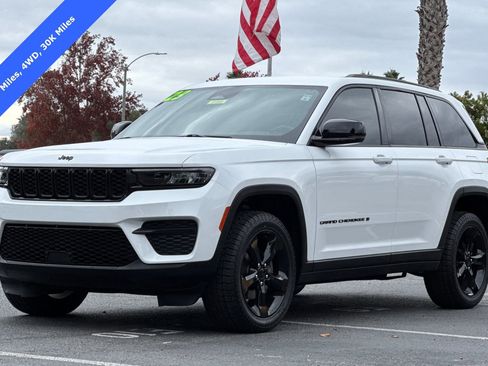 Used 2023 Jeep Grand Cherokee Altitude image 9