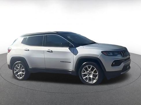 Used 2025 Jeep Compass Limited AWD/4WD image 9