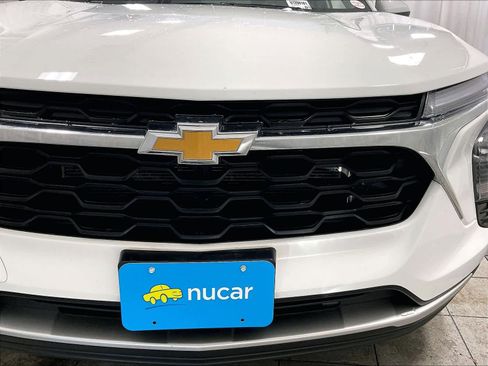 Used 2025 Chevrolet Trax LT w/ LT Convenience Package image 32