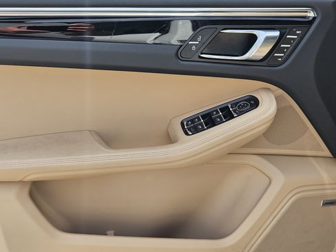 Certified 2026 Porsche Macan AWD/4WD image 22
