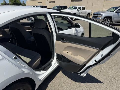 Used 2019 Hyundai Elantra SE FWD image 16