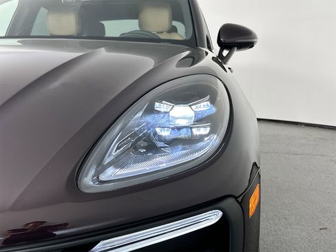 Certified 2026 Porsche Macan image 15