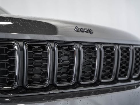 New 2025 Jeep Grand Cherokee Altitude image 11