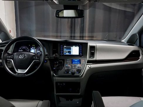 Used 2019 Toyota Sienna XLE Premium FWD image 11