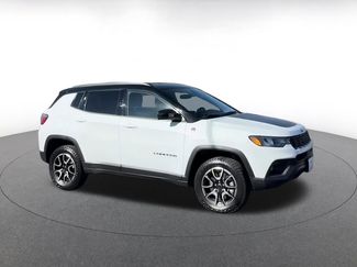 Used 2025 Jeep Compass Trailhawk video 2