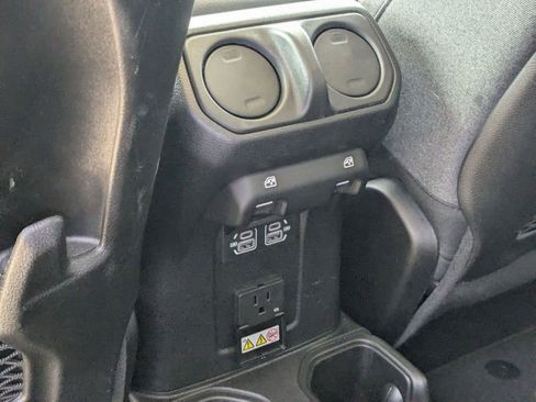 Used 2025 Jeep Wrangler Rubicon image 25