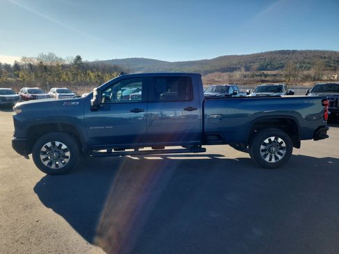 Used 2024 Chevrolet Silverado 2500 Custom w/ Custom Value Package image 5