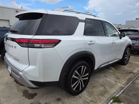 Used 2025 Nissan Pathfinder Platinum FWD image 4