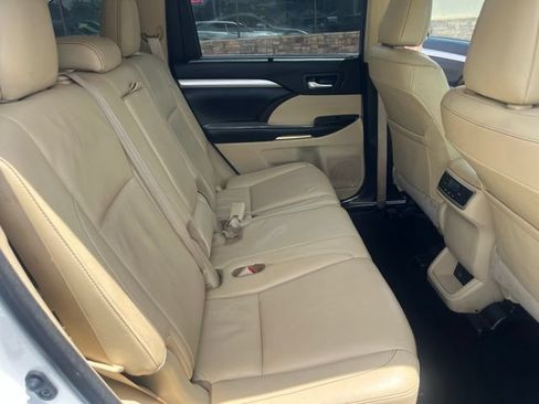 Used 2018 Toyota Highlander XLE AWD/4WD image 33