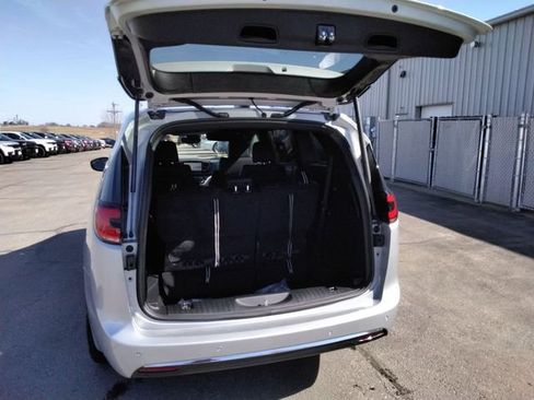 New 2026 Chrysler Pacifica Select AWD/4WD image 12