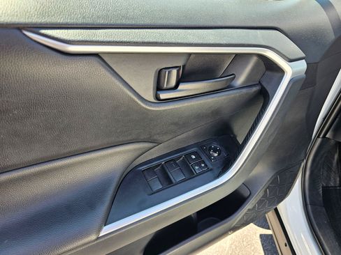 Used 2019 Toyota RAV4 LE AWD/4WD image 20