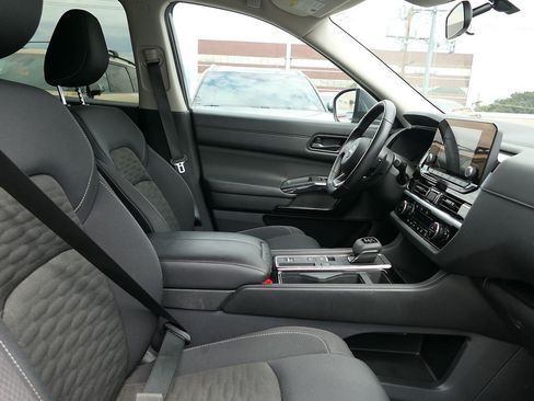 Used 2025 Nissan Pathfinder SV FWD image 40