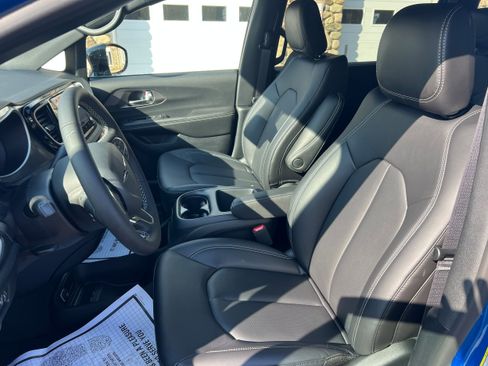 New 2026 Chrysler Pacifica Select AWD/4WD image 12
