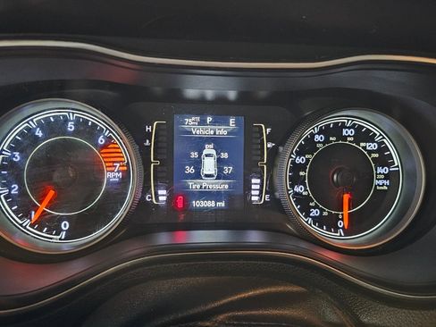 Used 2019 Jeep Cherokee Latitude Plus w/ Comfort/Convenience Group image 33