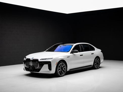 Used 2024 BMW i7 M70 AWD/4WD image 4