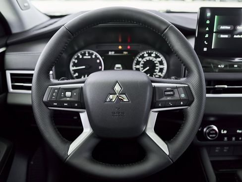 New 2026 Mitsubishi Outlander SE image 36