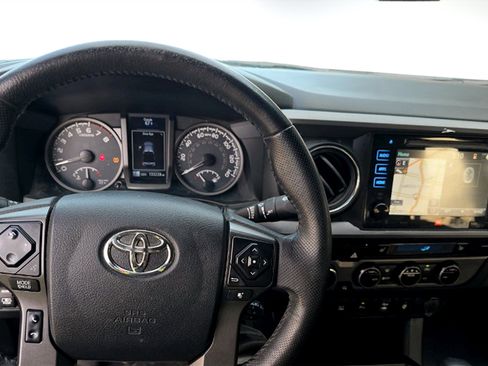Used 2017 Toyota Tacoma TRD Off-Road image 8