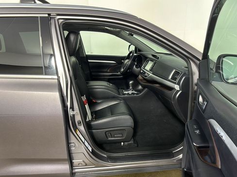Used 2019 Toyota Highlander XLE AWD/4WD image 22