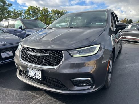 Used 2023 Chrysler Pacifica Touring-L image 5