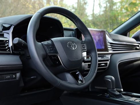 Used 2025 Toyota Camry SE image 5